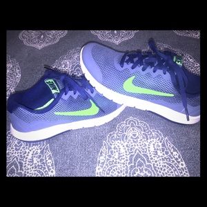 Boys Nike Sneakers sz4 cool colors!!!